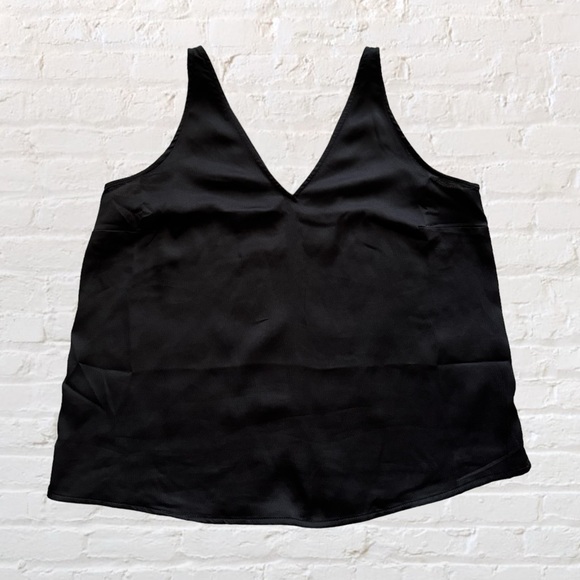 🆕 Old Navy double v neck black sleeveless textured black fabric blouse - Picture 1 of 9